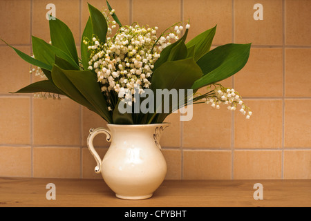 Lilien in einem Glas Stockfoto
