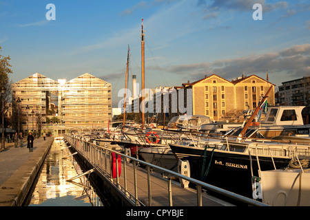 Frankreich, Paris, Bassin De La Villette, auf der linken Seite ehemalige Warenhäuser in eine Jugendherberge umgewandelt, Restaurant und Urlaub Stockfoto