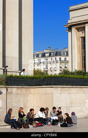 Frankreich, Paris, Esplanade des Droits de l ' Homme, Trocadero, Picknick junger Menschen Stockfoto