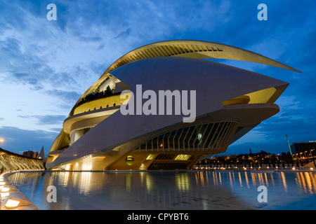 Palast der Künste Reina Sofia, die Stadt der Künste und Wissenschaften, entworfen von Santiago Calatrava, Valencia, Spanien Stockfoto