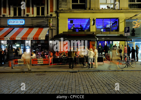 Norwegen, Oslo, Bars und Restaurants in der Karl Johans Gate, eines der wichtigsten Einkaufsstraße der Stadt Stockfoto