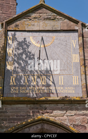 Sonnenuhr an der Kirche St. Peter und St. Paul Stockfoto