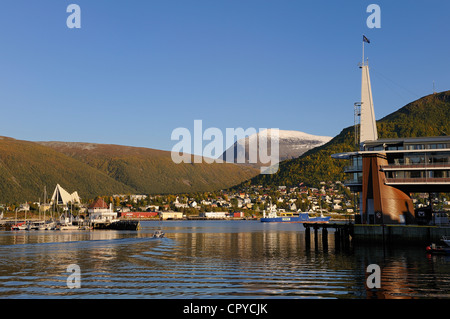 Norwegen Troms Grafschaft Tromso Rica Ishavshotell Hotel am Hafen von Eismeerkathedrale und Tromsdalstind Mount (1238 m) im Hintergrund Stockfoto