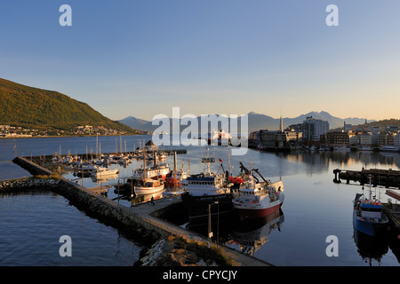 Norwegen, Troms Grafschaft, Tromso Hafen im Tromsesundet Fjord Stockfoto