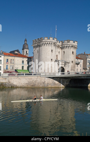 Ruderer auf der Maas, vorbei an la Porte Chaussee in Verdun, Maas, Lothringen, Frankreich. Stockfoto