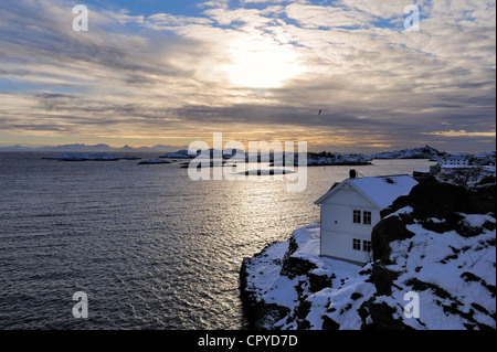 Norwegen, Nordland County, Lofoten Inseln, Insel Austvagoy, Henningsvær in der Nähe von Vagan, Fischerhafen Stockfoto