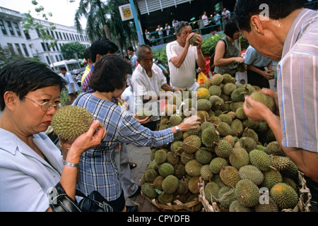 Singapur, Bugis Markt, Haufen von Durian auf den Stall auf der Straße Stockfoto