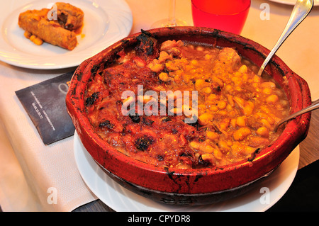 Cassoulet aus einem cassole Servierteller im Restaurant in der Nähe von Castlenaudary, Languedoc-Roussillon, Südfrankreich serviert. Stockfoto