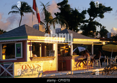 Antigua und Barbuda, Antigua Insel, Strand der Dickenson Bay, Bars am Strand die Sonne geht unter Stockfoto