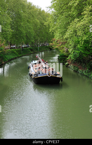 Dutch Barge über eine Brücke in der Nähe von Gare Matabiau entlang des Canal du Midi, Toulouse, Frankreich, Europa gehen Stockfoto