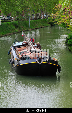 Dutch Barge über eine Brücke in der Nähe von Gare Matabiau entlang des Canal du Midi, Toulouse, Frankreich, Europa gehen Stockfoto