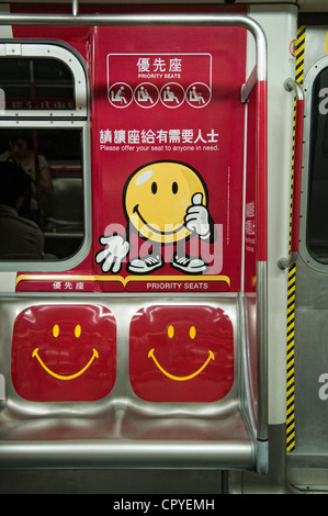 Behindertensitzen für Passagiere auf der Hong Kong MTR u-Bahn-Züge. Stockfoto