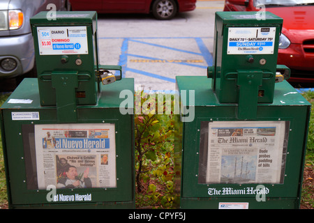 Miami Beach Florida, Zeitung, Verkaufsautomat, Spender, Miami Herald, el Nuevo Herald, Spanisch, Englisch, Sprache, zweisprachig, Vitrine Verkauf, verschiedene PR Stockfoto