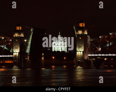 Smolny-Kathedrale und Bolscheochtinsky Brücke in St. Petersburg, Russland Stockfoto