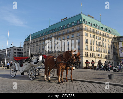 Pferde und Wagen vor Hotel Adlon, Unter Den Linden, Berlin, Deutschland. Stockfoto