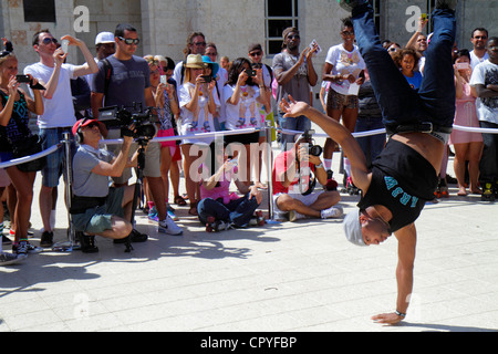 Miami Beach, Florida, Collins Park, Evian Water, Live Young Skate On! Werbeveranstaltung für abgefüllte Produkte, Jam-Skater, Performing, Perform, Dancing, Publikum, Watc Stockfoto