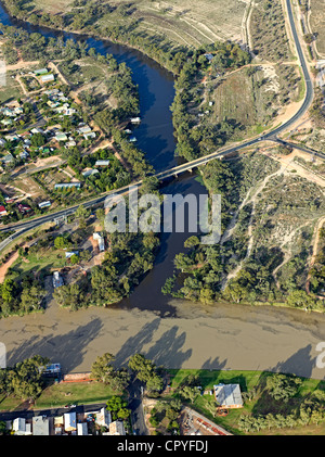 Tiefflug Luftaufnahme von Tuckers Creek Junction mit Darling River. Wentworth, New South Wales, Australien Stockfoto