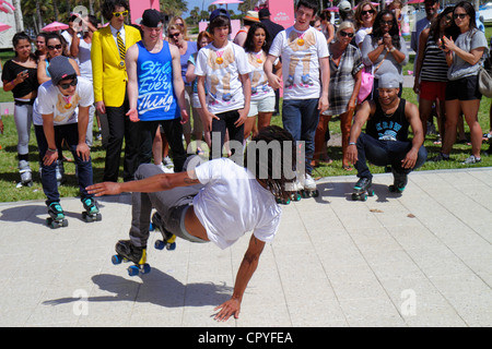 Miami Beach, Florida, Collins Park, Evian Water, Live Young Skate On! Wasserflaschen-Produkt-Promotion-Event, Jam-Skater, durchführen, durchführen, tanzen, audienc Stockfoto