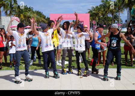 Miami Beach, Florida, Collins Park, Evian Water, Live Young Skate On! Wasserflaschen-Produkt-Promotion-Event, Jam-Skater, durchführen, durchführen, tanzen, audienc Stockfoto