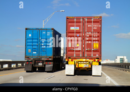 Miami Florida, Dolphin Expressway, Autobahn, Containertraktor Trailer Truck, LKW, Blick auf die Windschutzscheibe des Fahrers, Fahren, FL120427052 Stockfoto