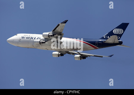 LOS ANGELES, Kalifornien, - 6. Juni 2012 –, die eine Welt Airlines Boeing 747 - 4 H 6 BCF vom Flughafen Los Angeles zieht. Stockfoto