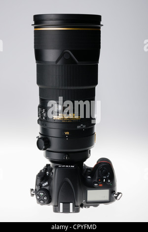 Professionelle DSLR Nikon D800 - mit 300mm f/2.8 VRII Nikkor Objektiv Stockfoto