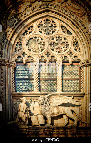 Der geflügelte Löwe und der Doge Francesco Foscari Statuen auf der Oberseite Porta della Carta Gate, Palazzo Ducale, Venedig, Italien Stockfoto