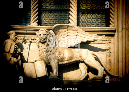 Der geflügelte Löwe und der Doge Francesco Foscari Statuen auf der Oberseite Porta della Carta Gate, Palazzo Ducale, Venedig, Italien Stockfoto