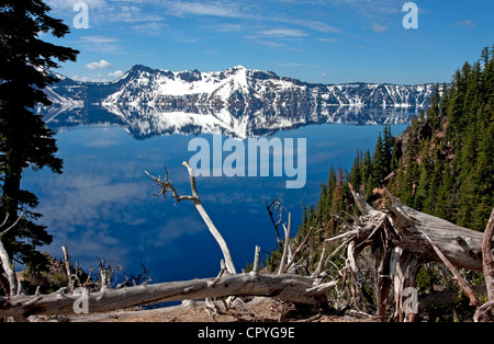 Einen malerischen Blick auf den Kratersee, Oregon, USA (7. tiefste See der Welt) mit Cloud Reflexionen auf dem See. Aufgenommen im Juni. Stockfoto