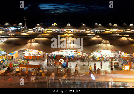 Nachtleben hastet zu Ver-o-Peso, einem lokalen Fischmarkt und Acai fair am Guajara Bay, Belem. Stockfoto