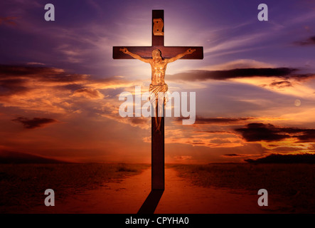 Zusammenfassung von Ostern Kreuz Kreuzigung und Jesus Christus auf der Straße am Abend Stockfoto