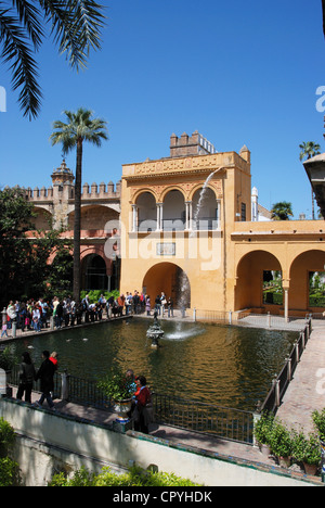 Neuheit-Brunnen und Pool im Garten in der Burg der Könige (Alcazar), Sevilla, Andalusien, Südspanien, Westeuropa. Stockfoto