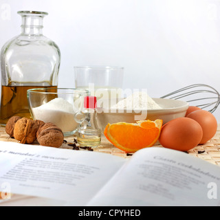 Kuchen backen und altes Rezept mit den Zutaten für den Teig Stockfoto