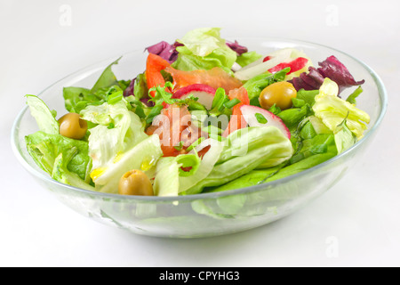 Frische gesunde Gemüse Salat auf weißem Hintergrund Stockfoto