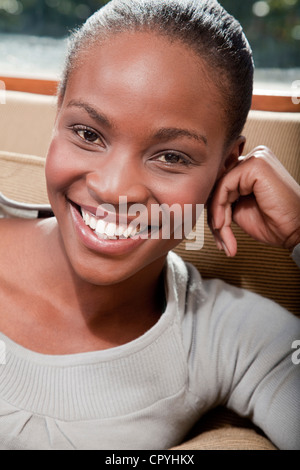 Frau, entspannend auf Couch, Illovo Familie, Johannesburg, Südafrika. Stockfoto