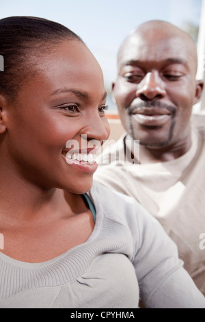 Paar auf Couch sitzen, Illovo Familie, Johannesburg, Südafrika. Stockfoto