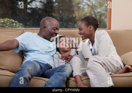 Eltern und Tochter lachen zusammen, Illovo Familie, Johannesburg, Südafrika. Stockfoto