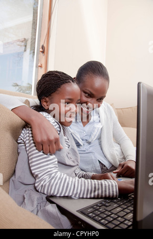 Mutter und Tochter mit einem Laptop zusammen, Illovo Familie, Johannesburg, Südafrika. Stockfoto