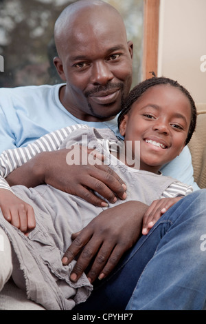 Vater und Tochter posieren zusammen, Illovo Familie, Johannesburg, Südafrika. Stockfoto