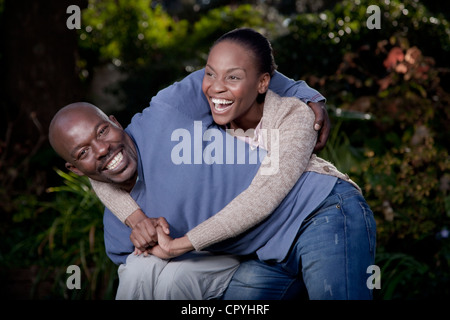 Ein Mann trägt spielerisch seine Frau, Illovo Familie, Johannesburg, Südafrika. Stockfoto