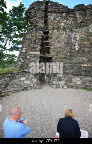 Frau liest die Informationstafel und den Menschen zuhören und betrachten die Dun Telve Broch in Glenelg in Schottland Stockfoto