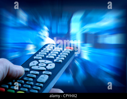 Vor dem Fernseher mit Fernbedienung-Hintergrund-Fernsehen Stockfoto