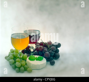 Brille von rot- und Weißwein mit Käse und Trauben Grunge-Stillleben Stockfoto