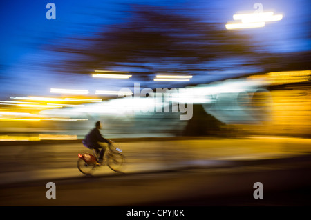 Panning Shot eines Radfahrers von Tirana Brücke, Sevilla, Spanien Stockfoto