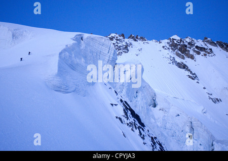 Frankreich, Haute Savoie Mont-Blanc-Massiv, Aiguille du Chardonnet, Aufstieg von Forbes Ridge in den Sonnenaufgang Stockfoto