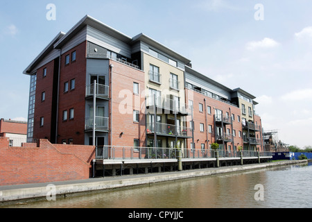 Ein moderner Kanal Seite Entwicklung in der Stadt Chester. Stockfoto