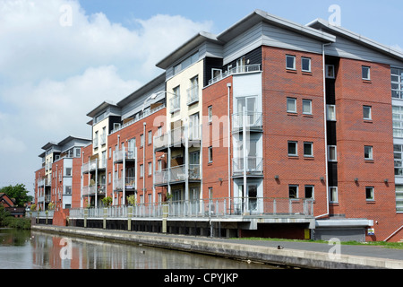 Moderne Gebäude auf einem Kanal Seite Entwicklung in der Stadt Chester. Stockfoto