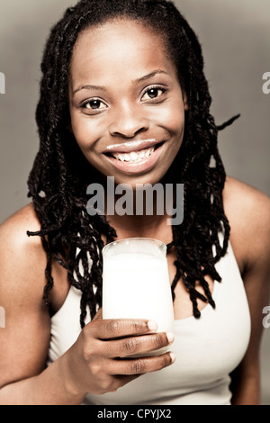 Porträt des jungen schwarzen Frau ein Glas Milch trinken Stockfoto