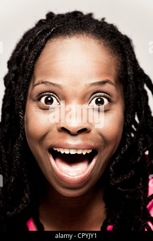 Porträt einer jungen schwarzen Frau, lachen Stockfoto