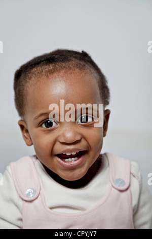 Porträt eines weiblichen schwarze Babys Lächeln Stockfoto